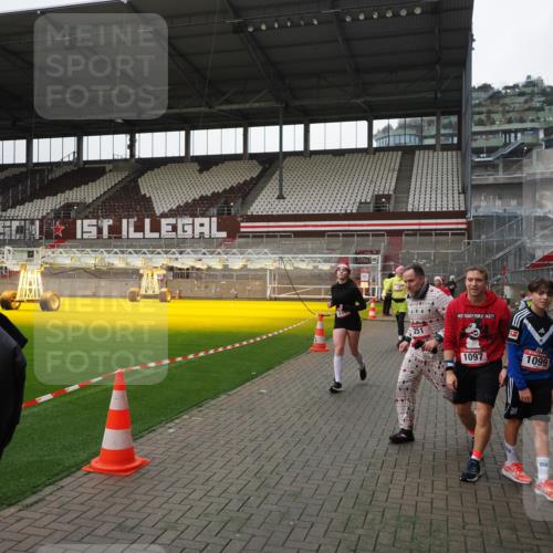 07.12.2025 - St. Pauli X-Mass-Run No. 15 Fabian Wolf http://msf.ph/oto/9399158 07.12.2025 10:58:02 Ziel 43, 75, 170, 234, 1690 meine-sportfotos.de