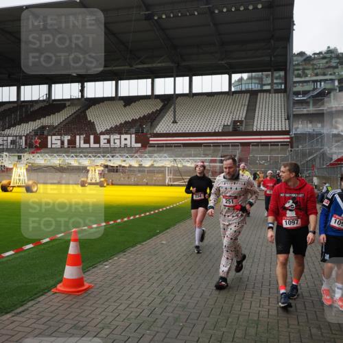 07.12.2025 - St. Pauli X-Mass-Run No. 15 Fabian Wolf http://msf.ph/oto/9399160 07.12.2025 10:58:02 Ziel 43, 75, 170, 234, 1690 meine-sportfotos.de
