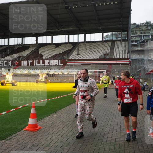 07.12.2025 - St. Pauli X-Mass-Run No. 15 Fabian Wolf http://msf.ph/oto/9399162 07.12.2025 10:58:03 Ziel 43, 75, 170, 234, 1690 meine-sportfotos.de
