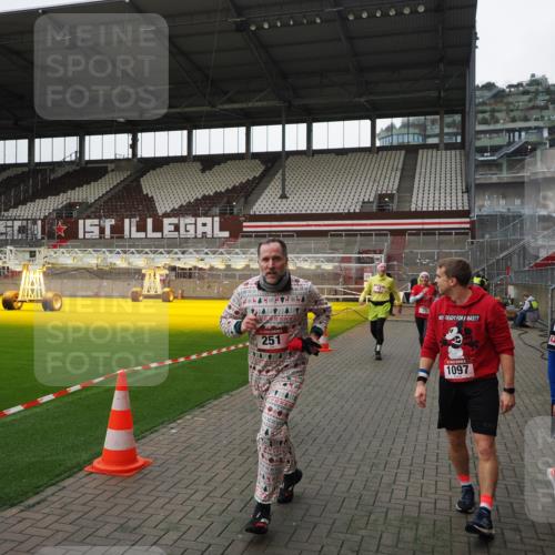 07.12.2025 - St. Pauli X-Mass-Run No. 15 Fabian Wolf http://msf.ph/oto/9399163 07.12.2025 10:58:03 Ziel 43, 75, 170, 234, 1690 meine-sportfotos.de