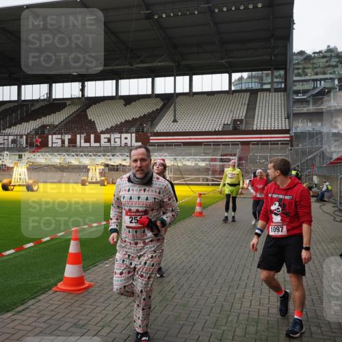 07.12.2025 - St. Pauli X-Mass-Run No. 15 Fabian Wolf http://msf.ph/oto/9399164 07.12.2025 10:58:03 Ziel 43, 75, 170, 234, 1690 meine-sportfotos.de