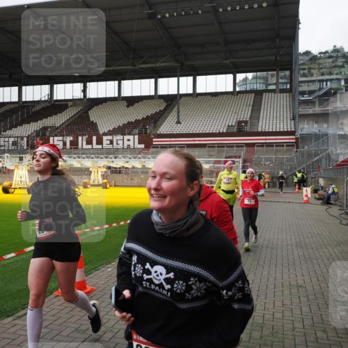07.12.2025 - St. Pauli X-Mass-Run No. 15 Fabian Wolf http://msf.ph/oto/9399169 07.12.2025 10:58:04 Ziel 43, 75, 234, 1690 meine-sportfotos.de