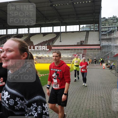 07.12.2025 - St. Pauli X-Mass-Run No. 15 Fabian Wolf http://msf.ph/oto/9399170 07.12.2025 10:58:04 Ziel 43, 75, 234, 1690 meine-sportfotos.de