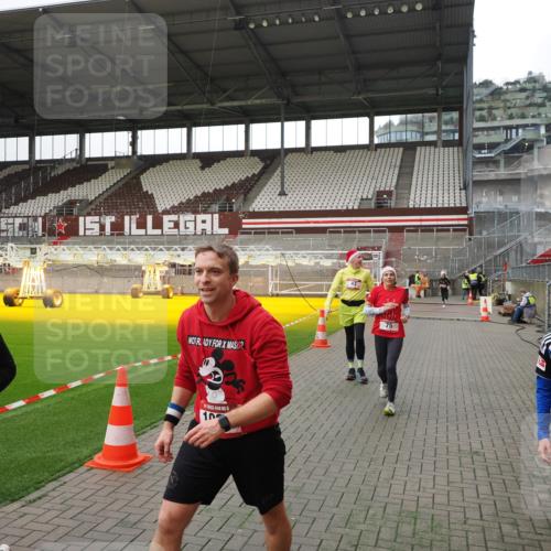 07.12.2025 - St. Pauli X-Mass-Run No. 15 Fabian Wolf http://msf.ph/oto/9399171 07.12.2025 10:58:04 Ziel 43, 75, 234, 1690 meine-sportfotos.de