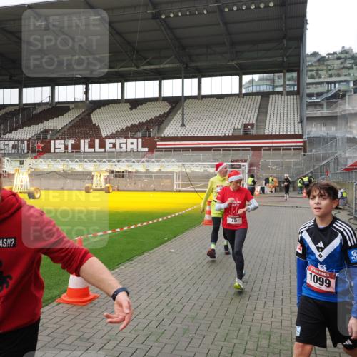 07.12.2025 - St. Pauli X-Mass-Run No. 15 Fabian Wolf http://msf.ph/oto/9399174 07.12.2025 10:58:05 Ziel 43, 75, 234, 761, 1690 meine-sportfotos.de