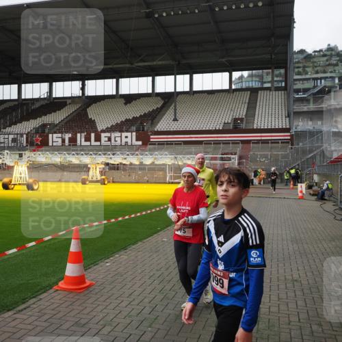 07.12.2025 - St. Pauli X-Mass-Run No. 15 Fabian Wolf http://msf.ph/oto/9399177 07.12.2025 10:58:06 Ziel 43, 75, 234, 761, 1690 meine-sportfotos.de