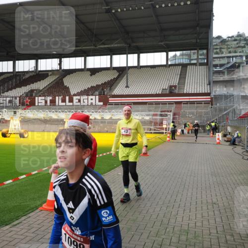 07.12.2025 - St. Pauli X-Mass-Run No. 15 Fabian Wolf http://msf.ph/oto/9399180 07.12.2025 10:58:06 Ziel 43, 75, 234, 761, 1690 meine-sportfotos.de