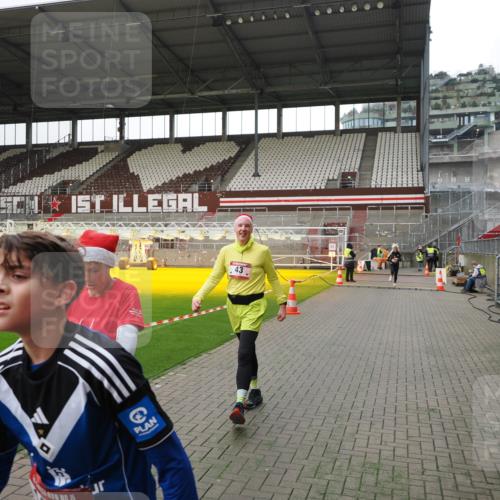 07.12.2025 - St. Pauli X-Mass-Run No. 15 Fabian Wolf http://msf.ph/oto/9399181 07.12.2025 10:58:06 Ziel 43, 75, 234, 761, 1690 meine-sportfotos.de