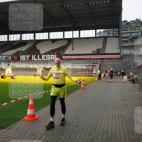 07.12.2025 - St. Pauli X-Mass-Run No. 15 Fabian Wolf http://msf.ph/oto/9399183 07.12.2025 10:58:07 Ziel 43, 75, 234, 761, 1690 meine-sportfotos.de