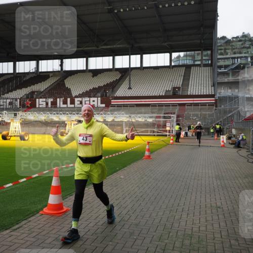 07.12.2025 - St. Pauli X-Mass-Run No. 15 Fabian Wolf http://msf.ph/oto/9399184 07.12.2025 10:58:07 Ziel 43, 75, 234, 761, 1690 meine-sportfotos.de