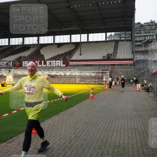 07.12.2025 - St. Pauli X-Mass-Run No. 15 Fabian Wolf http://msf.ph/oto/9399186 07.12.2025 10:58:07 Ziel 43, 75, 234, 761, 1690 meine-sportfotos.de
