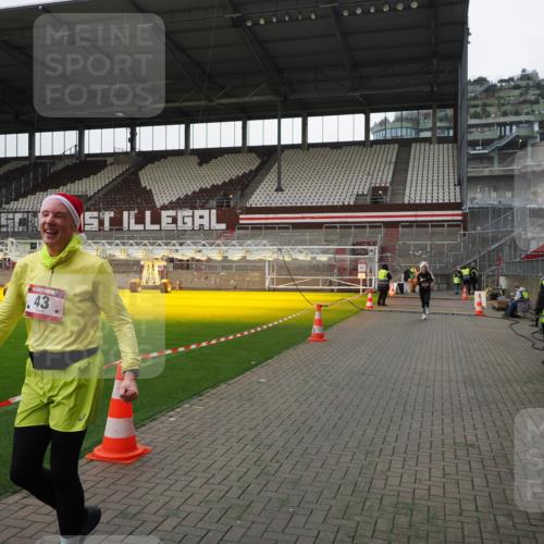 07.12.2025 - St. Pauli X-Mass-Run No. 15 Fabian Wolf http://msf.ph/oto/9399187 07.12.2025 10:58:08 Ziel 43, 75, 234, 761, 1690 meine-sportfotos.de