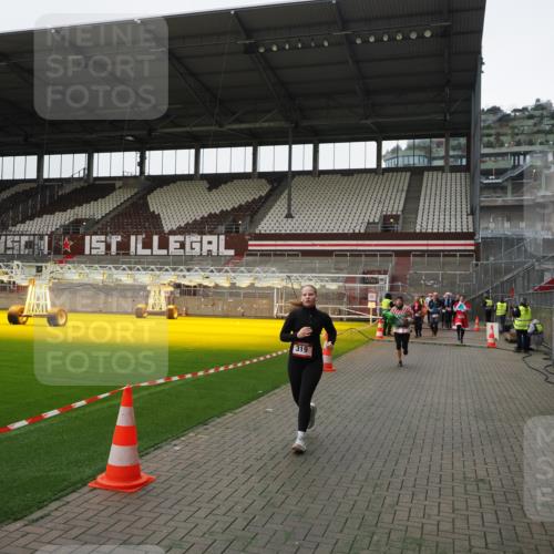 07.12.2025 - St. Pauli X-Mass-Run No. 15 Fabian Wolf http://msf.ph/oto/9399198 07.12.2025 10:58:39 Ziel 7, 941, 2130, 2131 meine-sportfotos.de