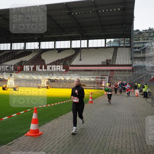 07.12.2025 - St. Pauli X-Mass-Run No. 15 Fabian Wolf http://msf.ph/oto/9399200 07.12.2025 10:58:40 Ziel 7, 941, 2130, 2131 meine-sportfotos.de