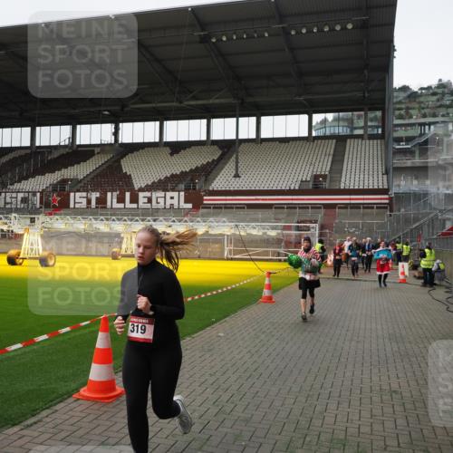 07.12.2025 - St. Pauli X-Mass-Run No. 15 Fabian Wolf http://msf.ph/oto/9399204 07.12.2025 10:58:41 Ziel 7, 941, 1160, 1174, 2130, 2131 meine-sportfotos.de
