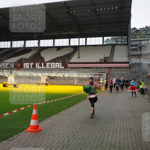 07.12.2025 - St. Pauli X-Mass-Run No. 15 Fabian Wolf http://msf.ph/oto/9399205 07.12.2025 10:58:41 Ziel 7, 941, 1160, 1174, 2130, 2131 meine-sportfotos.de