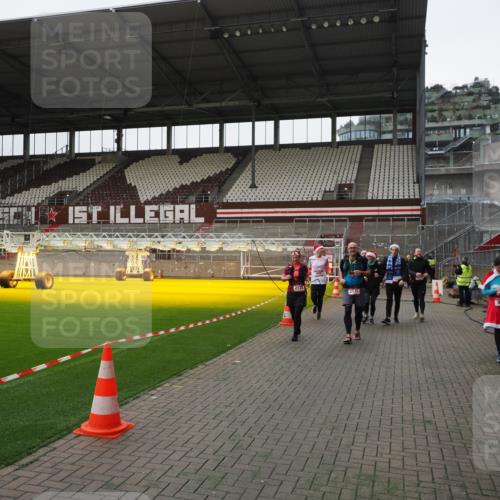 07.12.2025 - St. Pauli X-Mass-Run No. 15 Fabian Wolf http://msf.ph/oto/9399212 07.12.2025 10:58:46 Ziel 7, 606, 907, 941, 1160, 1174, 1476, 2130, 2131 meine-sportfotos.de
