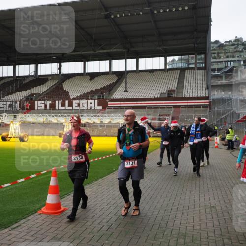 07.12.2025 - St. Pauli X-Mass-Run No. 15 Fabian Wolf http://msf.ph/oto/9399220 07.12.2025 10:58:49 Ziel 7, 606, 907, 941, 1160, 1174, 1451, 1453, 1456, 1458, 1459, 1476, 2130, 2131 meine-sportfotos.de