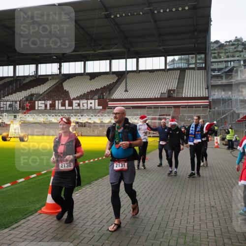 07.12.2025 - St. Pauli X-Mass-Run No. 15 Fabian Wolf http://msf.ph/oto/9399221 07.12.2025 10:58:49 Ziel 7, 606, 907, 941, 1160, 1174, 1451, 1453, 1456, 1458, 1459, 1476, 2130, 2131 meine-sportfotos.de