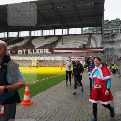 07.12.2025 - St. Pauli X-Mass-Run No. 15 Fabian Wolf http://msf.ph/oto/9399225 07.12.2025 10:58:50 Ziel 7, 606, 907, 941, 1160, 1174, 1451, 1453, 1456, 1458, 1459, 1476, 2130, 2131 meine-sportfotos.de
