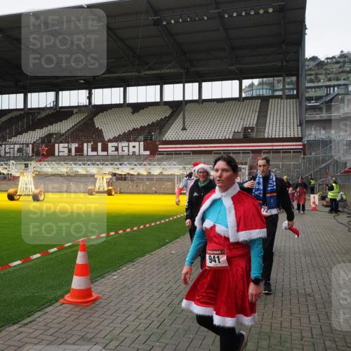 07.12.2025 - St. Pauli X-Mass-Run No. 15 Fabian Wolf http://msf.ph/oto/9399228 07.12.2025 10:58:51 Ziel 7, 606, 907, 941, 1160, 1174, 1451, 1453, 1456, 1458, 1459, 1476, 2130, 2131 meine-sportfotos.de