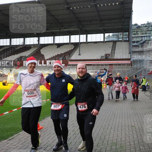 07.12.2025 - St. Pauli X-Mass-Run No. 15 Fabian Wolf http://msf.ph/oto/9399247 07.12.2025 10:58:56 Ziel 7, 582, 606, 907, 941, 1160, 1174, 1451, 1453, 1456, 1458, 1459, 1476, 2130, 2131 meine-sportfotos.de