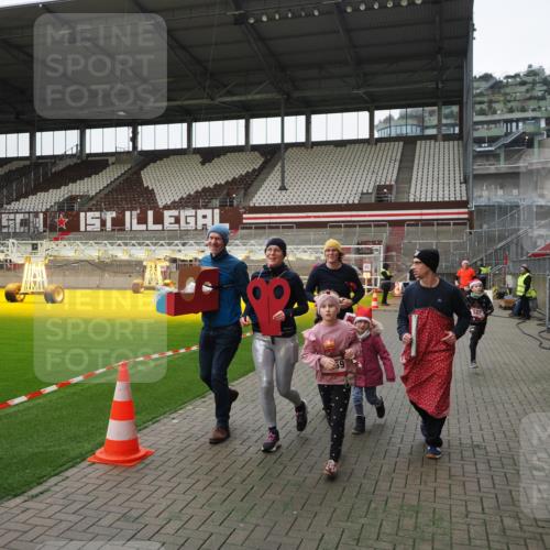 07.12.2025 - St. Pauli X-Mass-Run No. 15 Fabian Wolf http://msf.ph/oto/9399257 07.12.2025 10:58:59 Ziel 582, 606, 907, 1160, 1174, 1451, 1453, 1456, 1458, 1459, 1476, 1508 meine-sportfotos.de