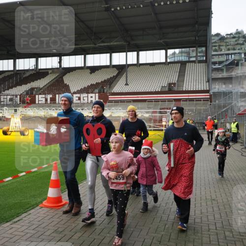 07.12.2025 - St. Pauli X-Mass-Run No. 15 Fabian Wolf http://msf.ph/oto/9399260 07.12.2025 10:59:00 Ziel 582, 606, 907, 1160, 1174, 1451, 1453, 1456, 1458, 1459, 1476, 1508 meine-sportfotos.de