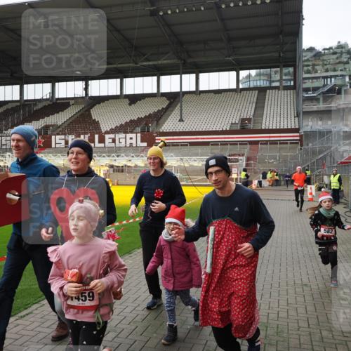 07.12.2025 - St. Pauli X-Mass-Run No. 15 Fabian Wolf http://msf.ph/oto/9399263 07.12.2025 10:59:00 Ziel 582, 606, 907, 1160, 1174, 1451, 1453, 1456, 1458, 1459, 1476, 1508 meine-sportfotos.de