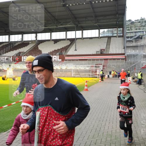 07.12.2025 - St. Pauli X-Mass-Run No. 15 Fabian Wolf http://msf.ph/oto/9399267 07.12.2025 10:59:01 Ziel 582, 606, 907, 1160, 1174, 1451, 1453, 1456, 1458, 1459, 1476, 1508 meine-sportfotos.de
