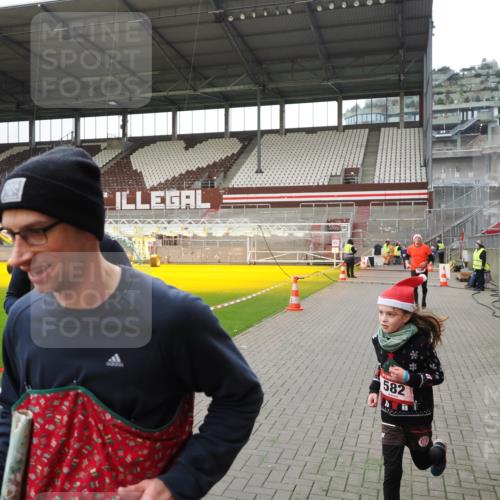 07.12.2025 - St. Pauli X-Mass-Run No. 15 Fabian Wolf http://msf.ph/oto/9399268 07.12.2025 10:59:01 Ziel 582, 606, 907, 1160, 1174, 1451, 1453, 1456, 1458, 1459, 1476, 1508 meine-sportfotos.de