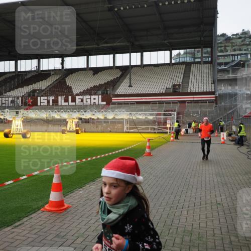 07.12.2025 - St. Pauli X-Mass-Run No. 15 Fabian Wolf http://msf.ph/oto/9399271 07.12.2025 10:59:02 Ziel 582, 606, 907, 1451, 1453, 1456, 1458, 1459, 1476, 1508 meine-sportfotos.de