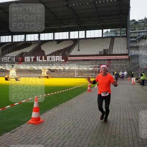 07.12.2025 - St. Pauli X-Mass-Run No. 15 Fabian Wolf http://msf.ph/oto/9399276 07.12.2025 10:59:04 Ziel 582, 1451, 1453, 1456, 1458, 1459, 1508, 2503 meine-sportfotos.de