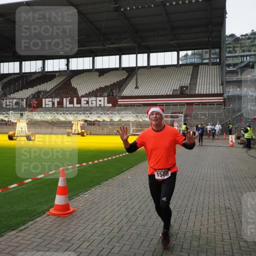 07.12.2025 - St. Pauli X-Mass-Run No. 15 Fabian Wolf http://msf.ph/oto/9399278 07.12.2025 10:59:05 Ziel 582, 1451, 1453, 1456, 1458, 1459, 1508, 2503, 2772 meine-sportfotos.de