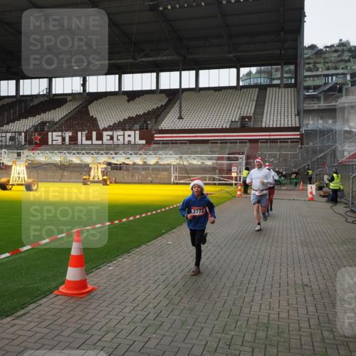 07.12.2025 - St. Pauli X-Mass-Run No. 15 Fabian Wolf http://msf.ph/oto/9399287 07.12.2025 10:59:11 Ziel 242, 582, 1508, 2503, 2772 meine-sportfotos.de