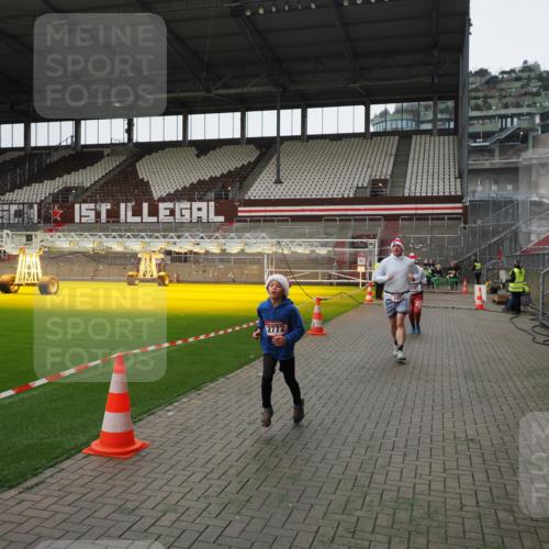 07.12.2025 - St. Pauli X-Mass-Run No. 15 Fabian Wolf http://msf.ph/oto/9399288 07.12.2025 10:59:11 Ziel 242, 582, 1508, 2503, 2772 meine-sportfotos.de