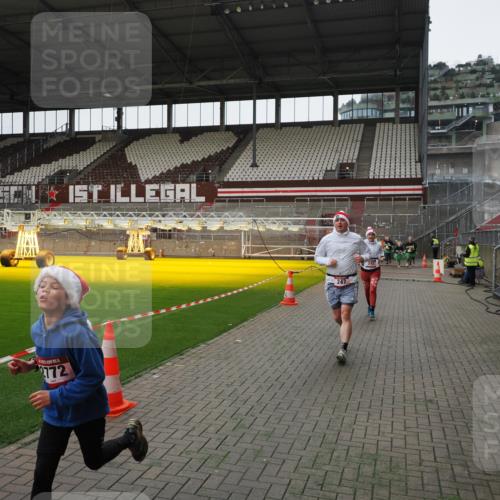 07.12.2025 - St. Pauli X-Mass-Run No. 15 Fabian Wolf http://msf.ph/oto/9399292 07.12.2025 10:59:12 Ziel 242, 582, 1508, 2503, 2772 meine-sportfotos.de