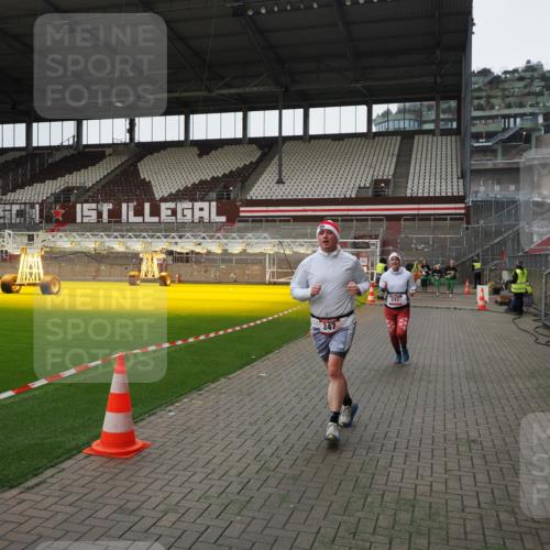 07.12.2025 - St. Pauli X-Mass-Run No. 15 Fabian Wolf http://msf.ph/oto/9399295 07.12.2025 10:59:13 Ziel 242, 582, 1508, 2503, 2719, 2772 meine-sportfotos.de