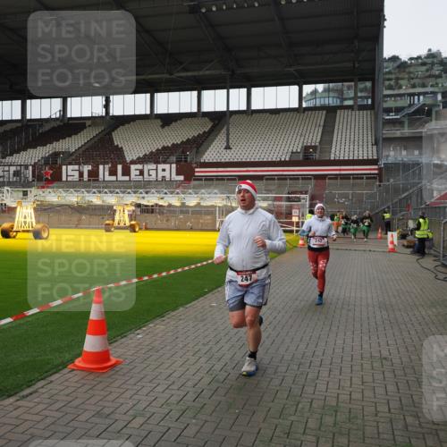 07.12.2025 - St. Pauli X-Mass-Run No. 15 Fabian Wolf http://msf.ph/oto/9399296 07.12.2025 10:59:13 Ziel 242, 582, 1508, 2503, 2719, 2772 meine-sportfotos.de