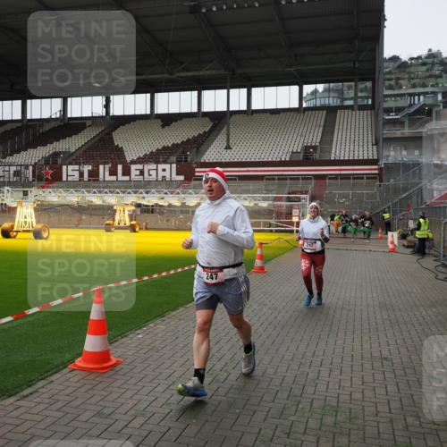 07.12.2025 - St. Pauli X-Mass-Run No. 15 Fabian Wolf http://msf.ph/oto/9399297 07.12.2025 10:59:13 Ziel 242, 582, 1508, 2503, 2719, 2772 meine-sportfotos.de