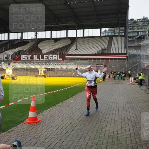 07.12.2025 - St. Pauli X-Mass-Run No. 15 Fabian Wolf http://msf.ph/oto/9399301 07.12.2025 10:59:14 Ziel 242, 582, 1508, 2503, 2719, 2720, 2772 meine-sportfotos.de
