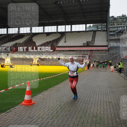 07.12.2025 - St. Pauli X-Mass-Run No. 15 Fabian Wolf http://msf.ph/oto/9399302 07.12.2025 10:59:14 Ziel 242, 582, 1508, 2503, 2719, 2720, 2772 meine-sportfotos.de