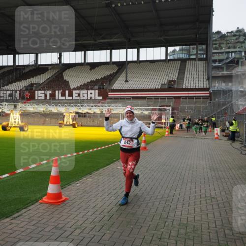 07.12.2025 - St. Pauli X-Mass-Run No. 15 Fabian Wolf http://msf.ph/oto/9399303 07.12.2025 10:59:14 Ziel 242, 582, 1508, 2503, 2719, 2720, 2772 meine-sportfotos.de