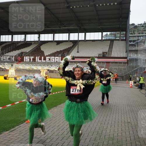 07.12.2025 - St. Pauli X-Mass-Run No. 15 Fabian Wolf http://msf.ph/oto/9399318 07.12.2025 10:59:23 Ziel 242, 1826, 2503, 2719, 2720, 2721, 2727, 2772 meine-sportfotos.de