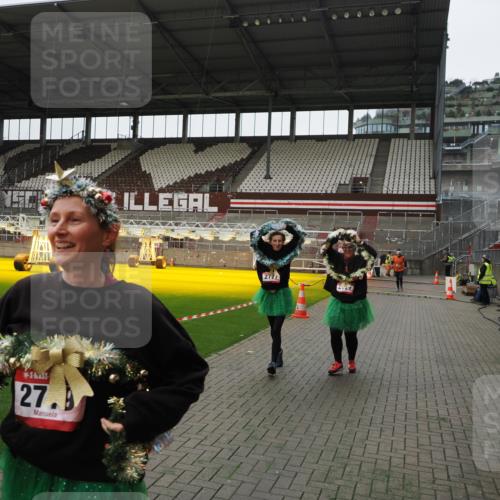 07.12.2025 - St. Pauli X-Mass-Run No. 15 Fabian Wolf http://msf.ph/oto/9399321 07.12.2025 10:59:24 Ziel 242, 1826, 2719, 2720, 2721, 2727, 2772 meine-sportfotos.de