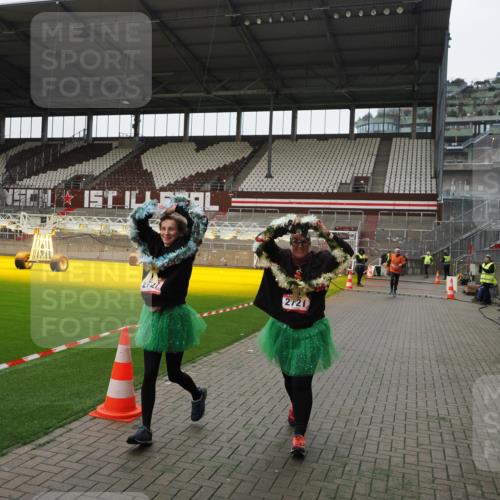07.12.2025 - St. Pauli X-Mass-Run No. 15 Fabian Wolf http://msf.ph/oto/9399327 07.12.2025 10:59:25 Ziel 242, 1826, 2719, 2720, 2721, 2727, 2772 meine-sportfotos.de