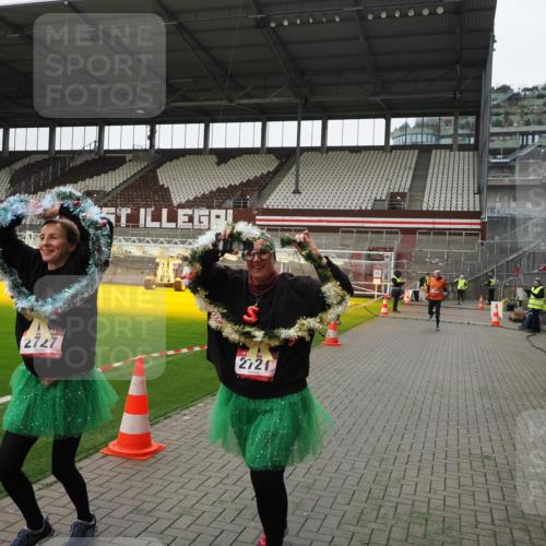 07.12.2025 - St. Pauli X-Mass-Run No. 15 Fabian Wolf http://msf.ph/oto/9399330 07.12.2025 10:59:25 Ziel 242, 1826, 2719, 2720, 2721, 2727, 2772 meine-sportfotos.de