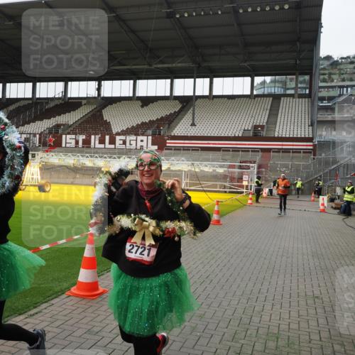 07.12.2025 - St. Pauli X-Mass-Run No. 15 Fabian Wolf http://msf.ph/oto/9399331 07.12.2025 10:59:26 Ziel 242, 1826, 2719, 2720, 2721, 2727 meine-sportfotos.de