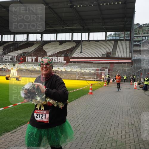 07.12.2025 - St. Pauli X-Mass-Run No. 15 Fabian Wolf http://msf.ph/oto/9399332 07.12.2025 10:59:26 Ziel 242, 1826, 2719, 2720, 2721, 2727 meine-sportfotos.de
