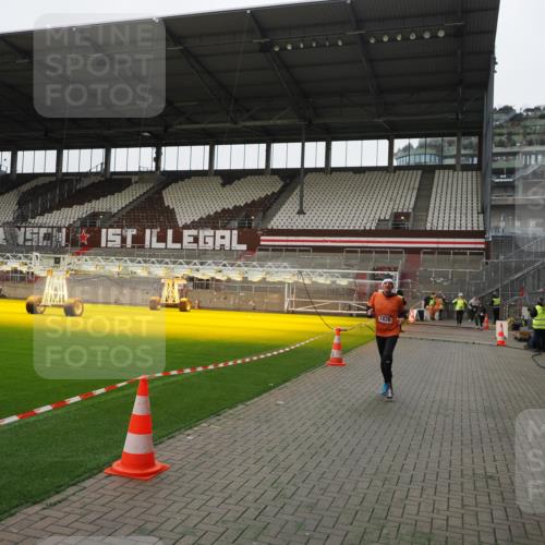 07.12.2025 - St. Pauli X-Mass-Run No. 15 Fabian Wolf http://msf.ph/oto/9399333 07.12.2025 10:59:28 Ziel 1826, 2719, 2720, 2721, 2727 meine-sportfotos.de